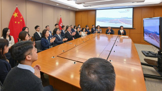 抗戰勝利80周年-陳國基與同事觀看閱兵直播興奮激動-為國家強盛感到由衷自豪