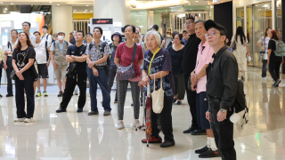 抗戰勝利80周年-圖集-閱兵引廣泛關注-本港市民聚集商場觀看直播
