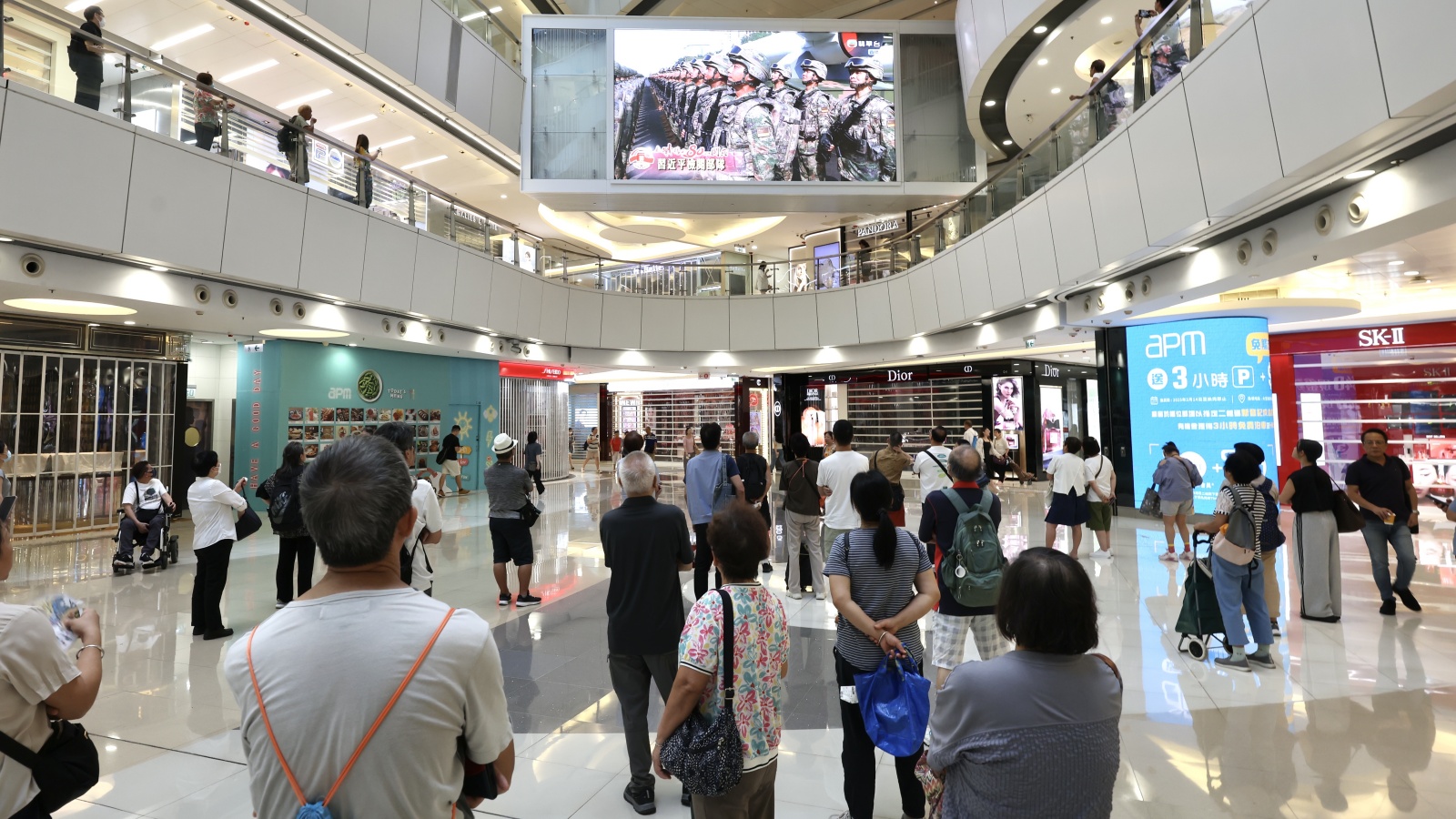 有片｜本港多區有市民聚集睇閱兵直播　有人激動哽咽讚倍感自豪
