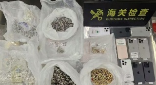 斷正-男子步態僵硬蓮塘口岸闖關被截-發現身綁5-3kg銀飾12部手機等