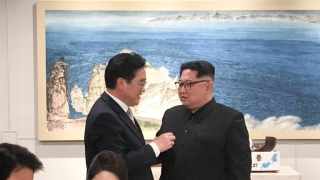 時隔7年再碰面南韓國會議長主動打招呼-金正恩僅回應一個字