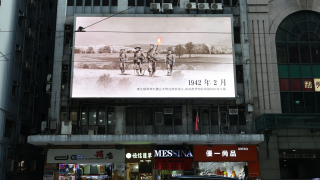 橙新聞-香江烽火-鬧市大螢幕循環播放-市民駐足觀看感悟先輩抗戰艱辛