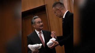 王毅贈送匈牙利外長國產跑鞋-網上熱搜賣斷貨