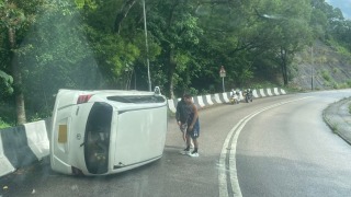 西沙路私家車自炒翻側司機被困-近企嶺下新圍全線封閉