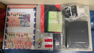 酒店房間開賭檔-警拘女主持及兩男賭客