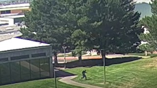 有片-FBI公布柯克槍殺案嫌疑人逃走片段-案發後從屋頂跳下逃離