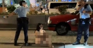 熱話-深水埗長髮女脫剩內衣褲呆坐馬路-兩警全程站在前面指揮交通獲網民大讚