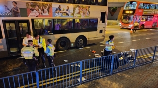 觀塘道發生三車相撞意外-27歲非華裔電單車司機被巴士碾壓致死
