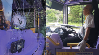青朗公路鐵通插穿城巴擋風玻璃-車長胸部受傷臨危不亂安全煞停