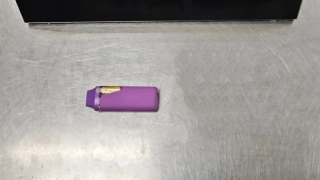 斷正-男子緊捂臀部闖深圳灣口岸被查-肛門藏匿大麻電子煙