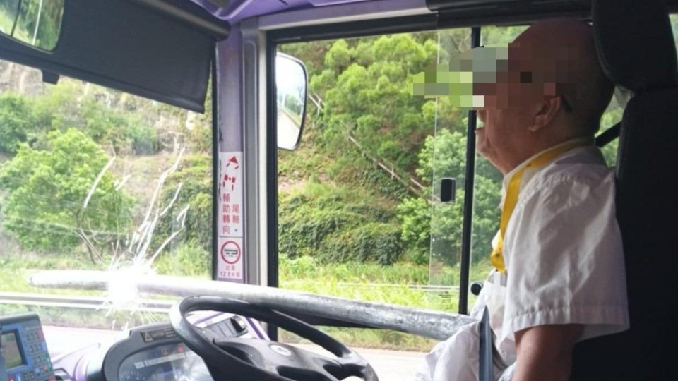 鐵通穿擋風玻璃插城巴司機胸　警方拘捕一貨車司機涉危駕