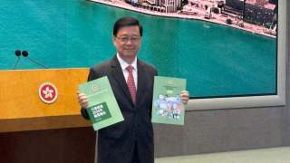 施政報告2025-李家超--施政報告-封面沿用綠色-主軸圍繞經濟及民生