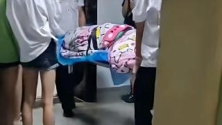 甘肅一高校有學生宿舍內分娩失血過多去世--學校回應-大人小孩都平安