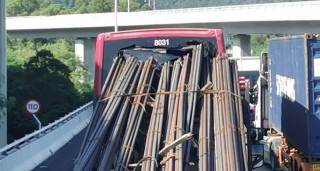 北大嶼山公路貨車撞巴士無人傷-近百鋼筋插爆上層車廂