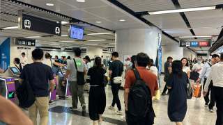 颱風樺加沙-金鐘站中午後下班人潮湧現-巿民大讚天文台安排