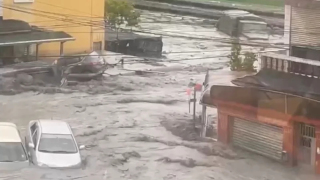 颱風樺加沙-台灣花蓮馬太鞍溪堰塞湖水溢出沖入市鎮-已致2死30失聯28傷