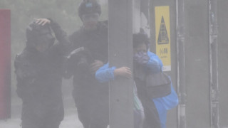 颱風樺加沙-撐爛遮笠膠袋攬燈柱-市民冒狂風暴雨返工