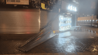 颱風樺加沙-旺角夾公仔機店捲閘遭吹毀-夾公仔機飛出街-倒斃