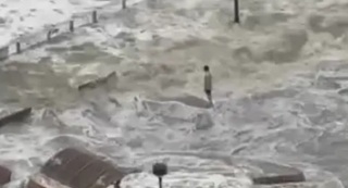 有片-颱風樺加沙-泳褲男將軍澳海濱長廊-戲水--消防員家屬鬧爆-唔好出嚟害人