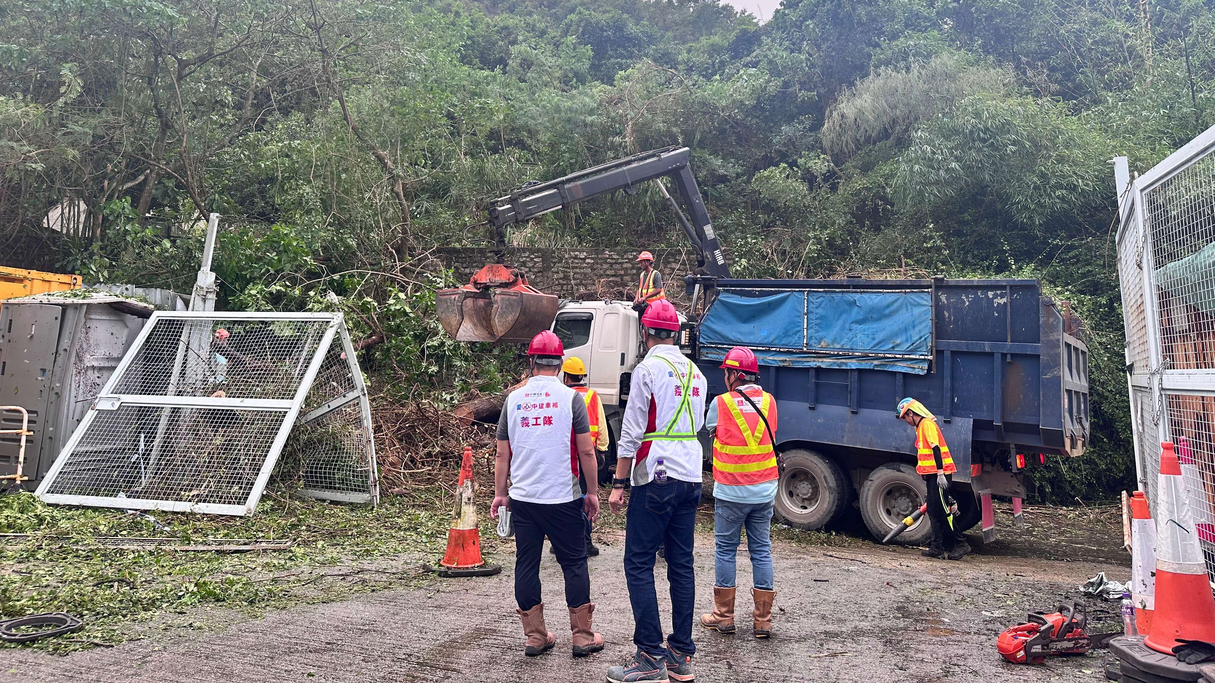 有片｜中國建築出動多組義工隊　協助社區清理路障恢復日常生活