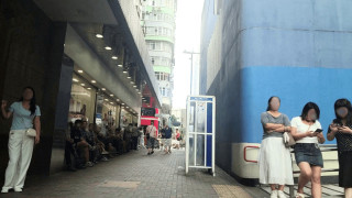 熱話-油麻地港鐵站口淪-人肉市場---長者排排坐揀女上樓交易