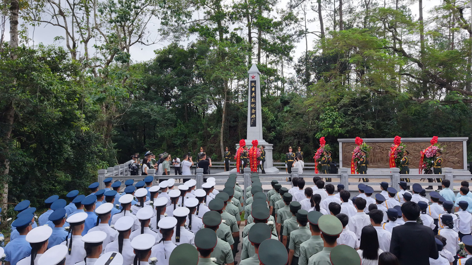 抗戰勝利80周年︱駐港部隊與各界代表赴烏蛟騰　瞻仰香港抗日英烈紀念碑