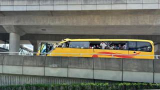 香園圍口岸旅巴過高撞橋底-車頭劏開至少11傷