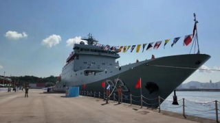 海軍83艦編隊官兵甲板擺出-76-字樣-駐港部隊舉行儀式歡迎戚繼光艦及沂蒙山艦