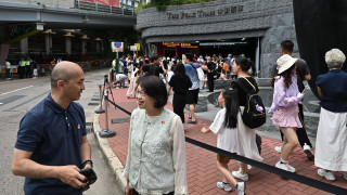 國慶中秋長假-旅遊事務專員視察山頂纜車站等地-鼓勵前線人員發揮好客之道