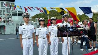 國慶76周年-戚繼光艦沂蒙山艦今開放公眾參觀--軍艦學員稱感到市民關愛