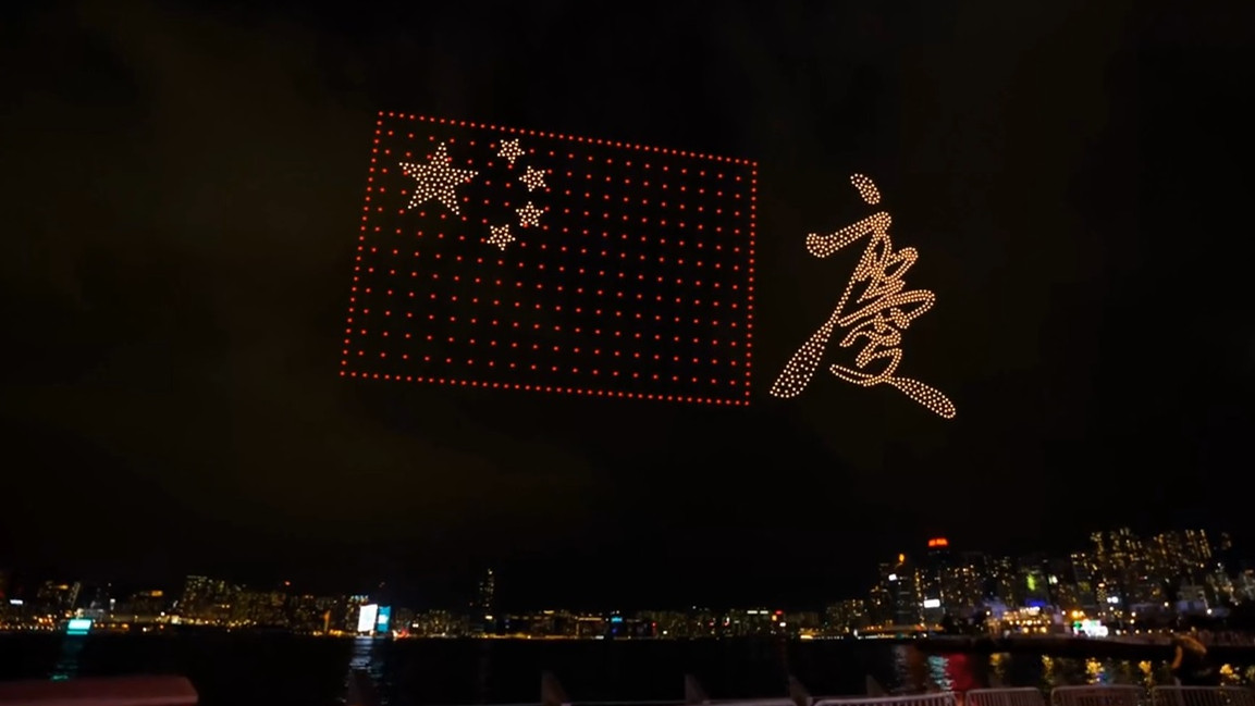 有片｜灣仔海濱國慶無人機表演精彩絕倫　吸引大批市民遊客觀賞
