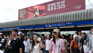 國慶中秋長假-國慶賽馬日逾13000旅客入場創新高-有旅客特意入場感受獨特慶賀氣氛