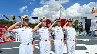 戚繼光艦沂蒙山艦第二日開放-海軍學員-感受到港人濃濃愛國熱情