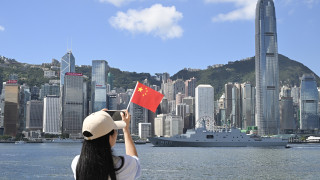 戚繼光艦沂蒙山艦離港-市民維港兩岸揮舞國旗歡送