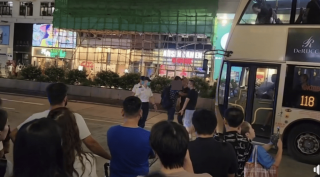 油麻地醉男疑送車尾彌敦道阻巴士前進-途人鼓躁-鎖佢