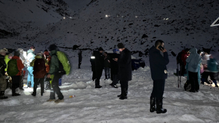 西藏定日縣降雪遊客被困珠峰東坡營地-官方稱已助350人下山
