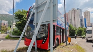 九巴司機疑屯門公路駕駛途中暈倒撞路牌-一度昏迷被困