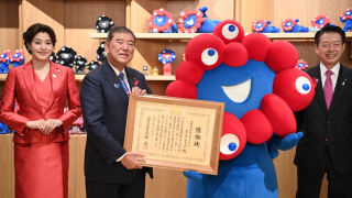 史上首次-石破茂給大阪世博會吉祥物-脈脈-頒發-日本首相感謝狀