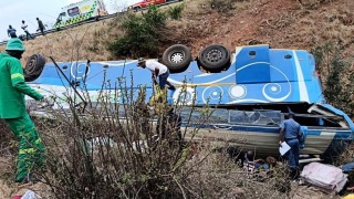 南非旅遊巴失控衝落山坡--至少42死49人傷