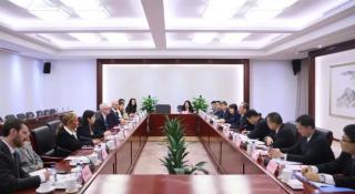 李樂成在京會見庫克-就蘋果公司在華業務發展合作等議題進行交流