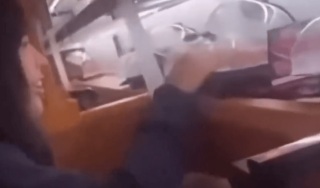 有片-惡搞藏壽司-日本女高中生徒手摸壽司兼舔醬油瓶拍片放上網-藏壽司-嚴懲不貸