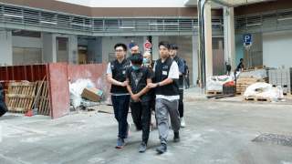 入境處東涌打擊裝修黑工拘10人-涉事內地公司曾在網上低價招倈