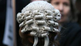 英國律師公會決議終結350年傳統-刑事法庭中律師可免戴假髮