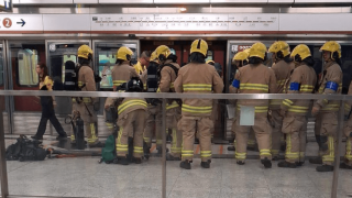 港鐵屯門站列車疑冒煙300乘客須疏散-消防開喉戒備