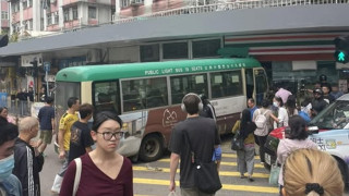 堅尼地城小巴失控剷上行人路-女途人捱撞受傷送院