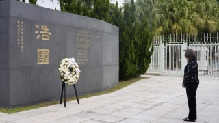 重陽節-楊何蓓茵到浩園悼念因公殉職公務員-獻上鮮花表達敬意