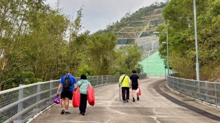 重陽節-市民帶同祭品上山掃墓-指價格與去年相若