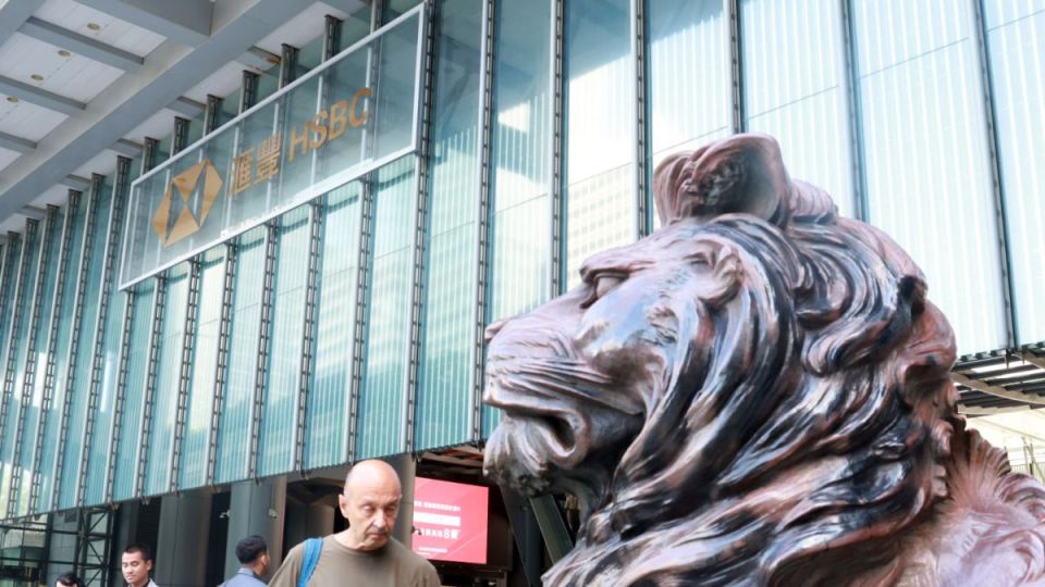 傳滙控押注AI縮中後台部門職能-未來數年大裁員涉2萬職位