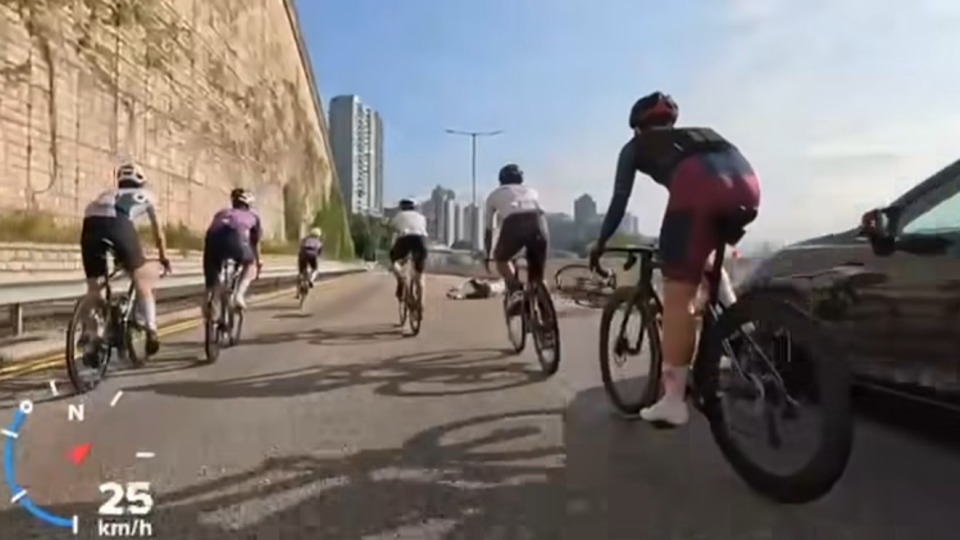 有片-青山公路單車男遞手即切線-私家車收掣不及撞車尾