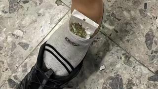 斷正-男子步伐異常從西九龍站進境-右腳襪內藏2-9克大麻